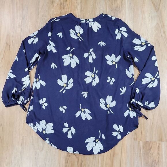 🔹️Liz Claiborne Blue & White Daisy Print Popover Blouse Small - Picture 2 of 13